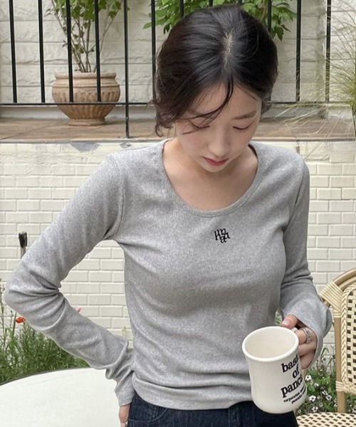 muahmuah(ムーアムーア)の「A'GEM/9 × .kom『muah muah/ムーアムーア』STITCH U NECK LONG SLEEVE T-SHIRT/ステッチUネックロングシャツ(Tシャツ/カットソー・レディース・ブラック/ライトブルー/アイボリー/ライトグレー/グレー/ネイビー/A・FREE)」の13枚目の写真
