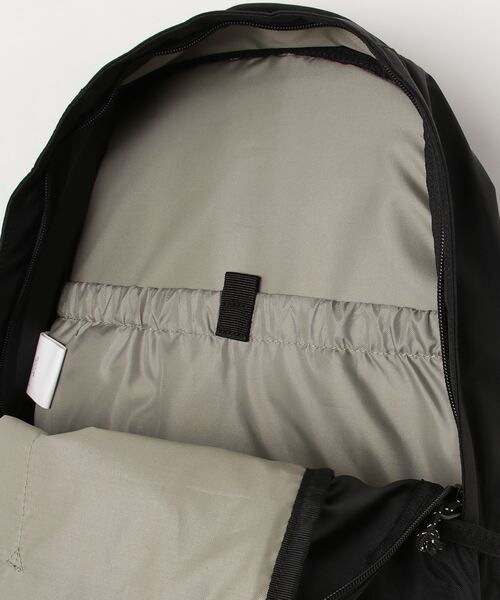 Columbia（コロンビア）の「【WEB限定】[Columbia/コロンビア] ワンポイントロゴ パナシーア 30L バックパック（バックパック/リュック・レディース・ブラック/ベージュ・ONE SIZE）」の5枚目の写真