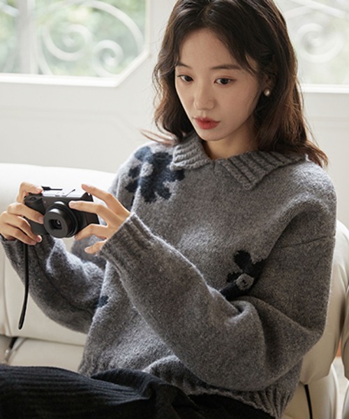 2ly2(トゥーリートゥー)の「大人可愛い花柄デザイン♪ゆったり襟付きニット(ニット/セーター・レディース・グレー/グリーン・FREE)」の15枚目の写真