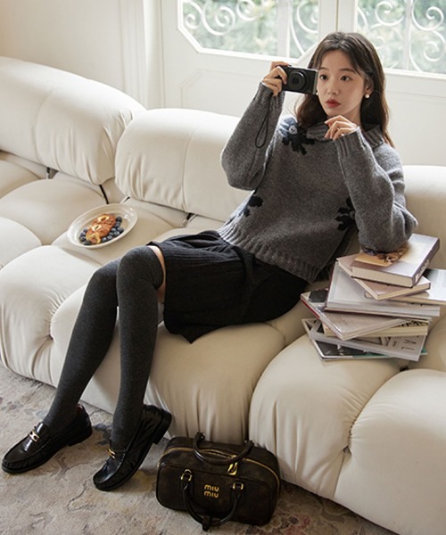 2ly2(トゥーリートゥー)の「大人可愛い花柄デザイン♪ゆったり襟付きニット(ニット/セーター・レディース・グレー/グリーン・FREE)」の12枚目の写真