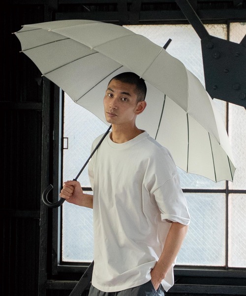 Wpc.（ダブリュピーシー）の「【公式限定アイテム】16本骨 大きいサイズ 雨傘 長傘 晴雨兼用 Wpc.（長傘・メンズ・ブラック/グレー/ネイビー・FREE）」の4枚目の写真
