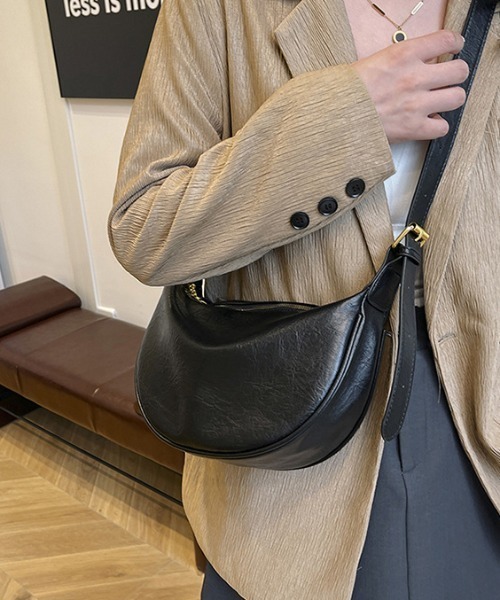 Teem Store（チームストア）の「ハーフムーンワンハンドルショルダーバッグ（ショルダーバッグ・レディース・ブラック/ブラウン/キャメル・F）」の5枚目の写真