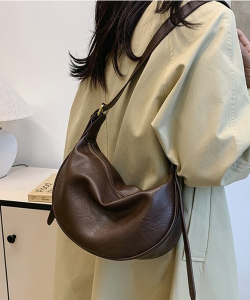 Teem Store（チームストア）の「ハーフムーンワンハンドルショルダーバッグ（ショルダーバッグ・レディース・ブラック/ブラウン/キャメル・F）」の11枚目の写真