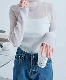 ラメのきらめきで魅せる、大人可愛いシースルートップス