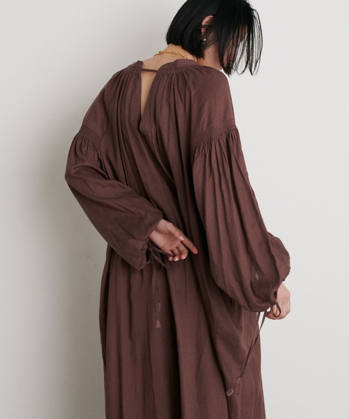 LARUTA(ラルータ)の「【LARUTA】ボリュームスリーブ大人のたっぷりギャザーワンピース(ワンピース・レディース・ブラウン/その他1/ブラック/イエロー・LARGE/MEDIUM)」の9枚目の写真