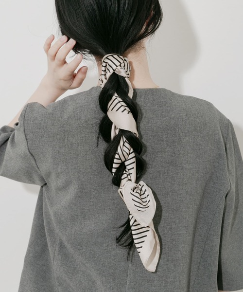 SMELLY（スメリー）の「アソートパターンスカーフ（バンダナ/スカーフ・レディース・ブラック/オレンジ/イエロー/ブルー/ブラウン/グリーン/ブルー系その他/イエロー系その他/ドット/ミント/レッド/ブラック系その他/グレー系その他・-）」の4枚目の写真