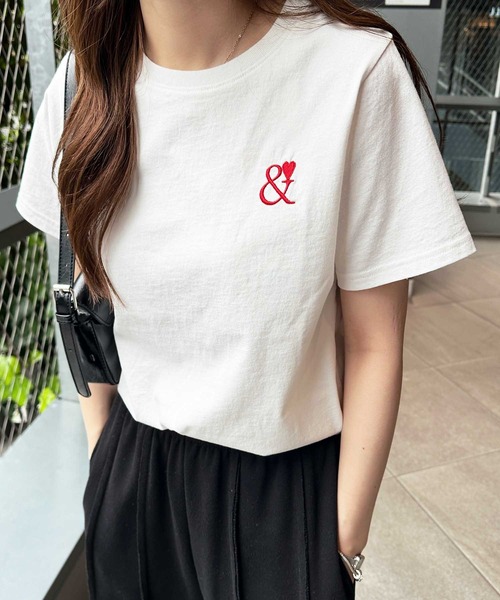 GeeRA（ジーラ）の「【S-XLサイズ展開】夏コーデのマストアイテム！綿100％ハート刺繍ワンポイントＴシャツ（Tシャツ/カットソー・レディース・チャコール/ブラック×シルバー/ホワイト×レッド/ホワイト×ブラック・LARGE/X-LARGE/MEDIUM/SMALL）」の2枚目の写真