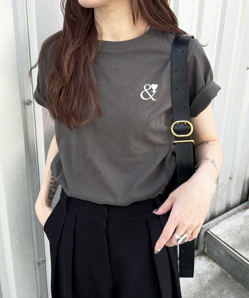 GeeRA（ジーラ）の「【S-XLサイズ展開】夏コーデのマストアイテム！綿100％ハート刺繍ワンポイントＴシャツ（Tシャツ/カットソー・レディース・チャコール/ブラック×シルバー/ホワイト×レッド/ホワイト×ブラック・LARGE/X-LARGE/MEDIUM/SMALL）」の4枚目の写真