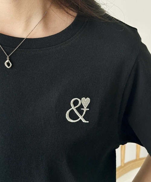 GeeRA（ジーラ）の「【S-XLサイズ展開】夏コーデのマストアイテム！綿100％ハート刺繍ワンポイントＴシャツ（Tシャツ/カットソー・レディース・チャコール/ブラック×シルバー/ホワイト×レッド/ホワイト×ブラック・LARGE/X-LARGE/MEDIUM/SMALL）」の5枚目の写真