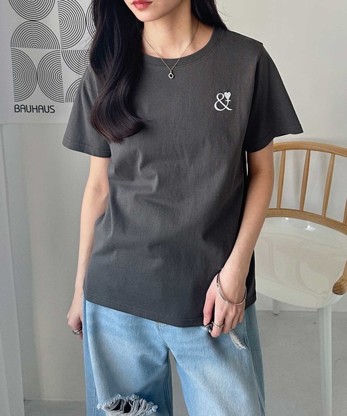 GeeRA（ジーラ）の「【S-XLサイズ展開】夏コーデのマストアイテム！綿100％ハート刺繍ワンポイントＴシャツ（Tシャツ/カットソー・レディース・チャコール/ブラック×シルバー/ホワイト×レッド/ホワイト×ブラック・LARGE/X-LARGE/MEDIUM/SMALL）」の7枚目の写真