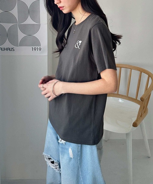 GeeRA（ジーラ）の「【S-XLサイズ展開】夏コーデのマストアイテム！綿100％ハート刺繍ワンポイントＴシャツ（Tシャツ/カットソー・レディース・チャコール/ブラック×シルバー/ホワイト×レッド/ホワイト×ブラック・LARGE/X-LARGE/MEDIUM/SMALL）」の8枚目の写真