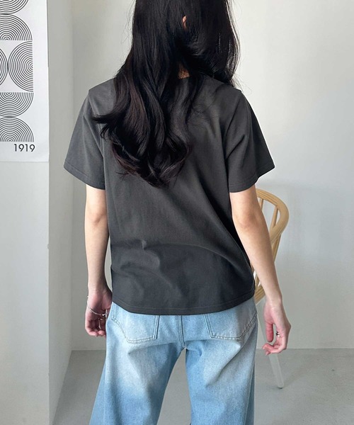 GeeRA（ジーラ）の「【S-XLサイズ展開】夏コーデのマストアイテム！綿100％ハート刺繍ワンポイントＴシャツ（Tシャツ/カットソー・レディース・チャコール/ブラック×シルバー/ホワイト×レッド/ホワイト×ブラック・LARGE/X-LARGE/MEDIUM/SMALL）」の9枚目の写真