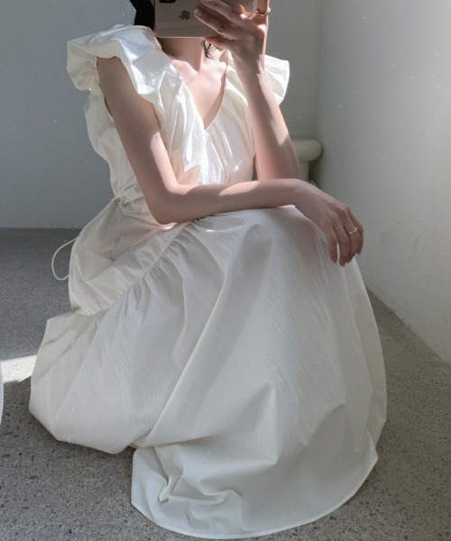 deux amour(ドゥーザムール)の「Vネックフレンチスリーブウエストギャザーティアードワンピース(ワンピース・レディース・ブラック/ホワイト・FREE)」の2枚目の写真