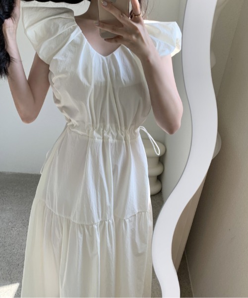 deux amour(ドゥーザムール)の「Vネックフレンチスリーブウエストギャザーティアードワンピース(ワンピース・レディース・ブラック/ホワイト・FREE)」の4枚目の写真
