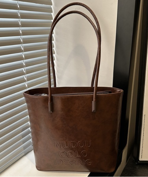 Mejoul(メジュール)の「レトロ フェイクレザー 型押し ロゴ トートバッグ(トートバッグ・レディース・キャメル/ブラウン/ブラック・F)」の16枚目の写真