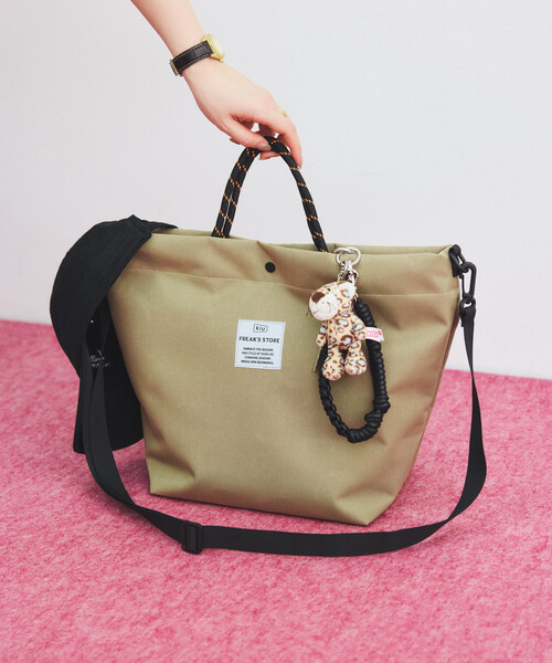 KiU(キウ)の「KiU×FREAK'S STORE/キウ×フリークスストア 別注 2WAY 600D TOTE BAG 600D トートバッグ(トートバッグ・メンズ・レオパード/ベージュ/ブラック・ONE SIZE)」の7枚目の写真