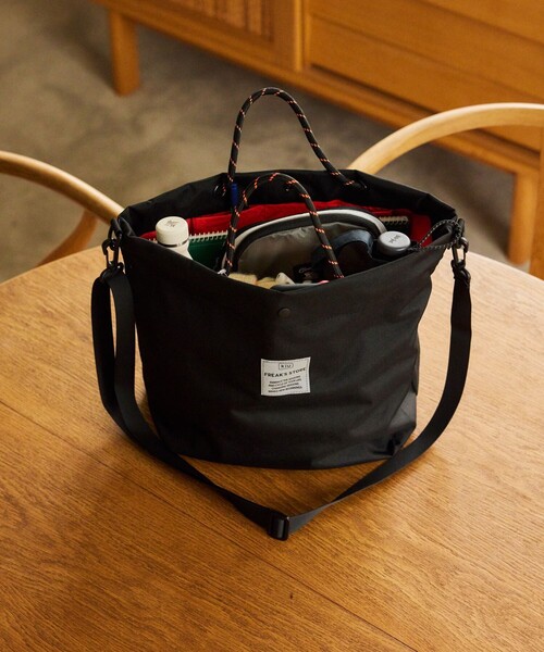 KiU（キウ）の「KiU×FREAK'S STORE/キウ×フリークスストア 別注 2WAY 600D TOTE BAG 600D トートバッグ 撥水（トートバッグ・レディース・レオパード/ベージュ/ブラック・ONE SIZE）」の15枚目の写真