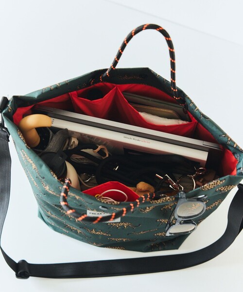 KiU（キウ）の「KiU×FREAK'S STORE/キウ×フリークスストア 別注 2WAY 600D TOTE BAG 600D トートバッグ 撥水（トートバッグ・レディース・レオパード/ベージュ/ブラック・ONE SIZE）」の18枚目の写真