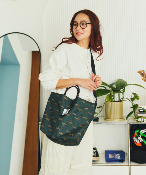 KiU(キウ)の「KiU×FREAK'S STORE/キウ×フリークスストア 別注 2WAY 600D TOTE BAG 600D トートバッグ 撥水(トートバッグ・レディース・レオパード/ベージュ/ブラック・ONE SIZE)」の4枚目の写真