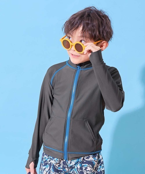 devirock(デビロック)の「UVカット 無地&柄 長袖ジップラッシュガード(ラッシュガード・キッズ・ピンク/パープル系1/スミクロ/イエロー系1/ブルーグレー/サックスブルー/オフホワイト/バイオレット/ブラック系1/エメラルド/サックスブルー系/ライラック/ライトグレー系・160cm/150cm/140cm/130cm/120cm/110cm/100cm)」の4枚目の写真