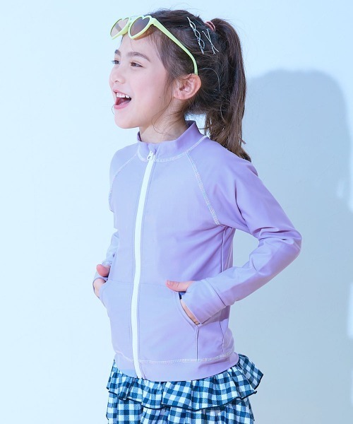 devirock（デビロック）の「UVカット 無地＆柄 長袖ジップラッシュガード（ラッシュガード・キッズ・ピンク/パープル系1/スミクロ/イエロー系1/ブルーグレー/サックスブルー/オフホワイト/バイオレット・160cm/150cm/140cm/130cm/120cm/110cm/100cm）」の6枚目の写真