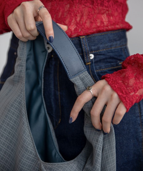 VACANCY(ヴァカンシー)の「チェックシアーリバーシブル2wayバッグ(トートバッグ・レディース・レッド/グレー/ブラック・FREE)」の19枚目の写真