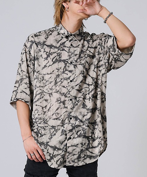 REGIEVO(レジエボ)の「総柄プリント ワッシャーシャツ(Tシャツ/カットソー・メンズ・ベージュ/ブラック・MEDIUM/LARGE)」の2枚目の写真