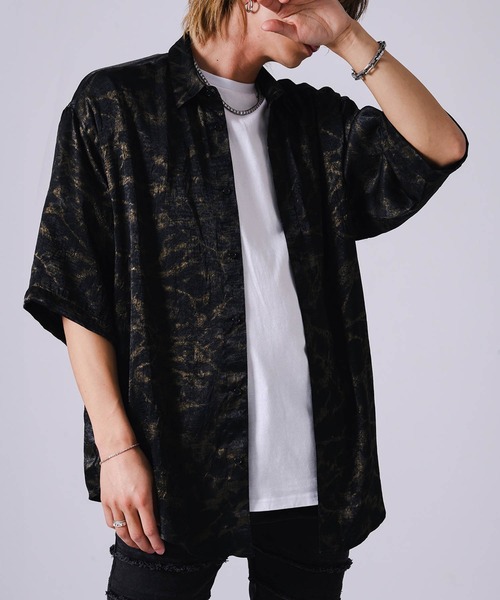 REGIEVO(レジエボ)の「総柄プリント ワッシャーシャツ(Tシャツ/カットソー・メンズ・ベージュ/ブラック・MEDIUM/LARGE)」の1枚目の写真