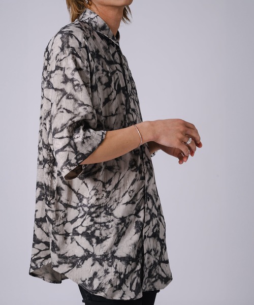 REGIEVO(レジエボ)の「総柄プリント ワッシャーシャツ(Tシャツ/カットソー・メンズ・ベージュ/ブラック・MEDIUM/LARGE)」の5枚目の写真