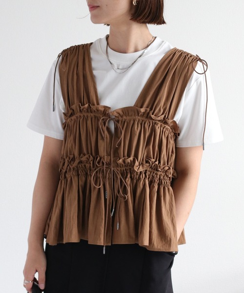 cepo（セポ）の「フリルシャーリングベスト（ベスト・レディース・ブラック/オフホワイト/ベージュ/ブラウン・M）」の3枚目の写真