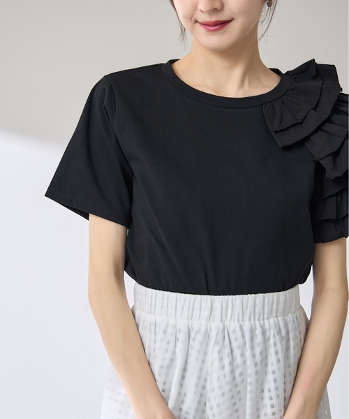 &. NOSTALGIA(アンドドットノスタルジア)の「【ZOZO限定】アシメフリルカットプルオーバー(Tシャツ/カットソー・レディース・オフホワイト/ブラック・M)」の5枚目の写真