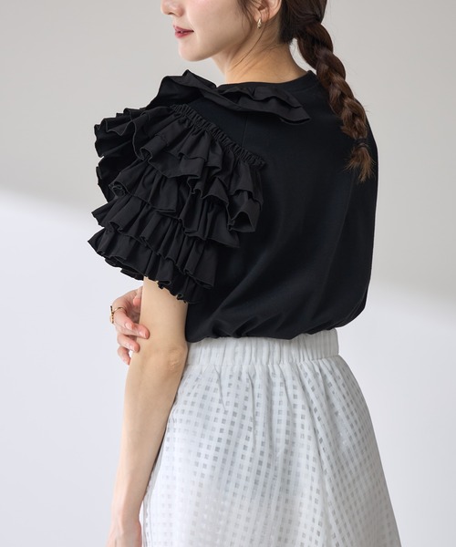 &. NOSTALGIA(アンドドットノスタルジア)の「【ZOZO限定】アシメフリルカットプルオーバー(Tシャツ/カットソー・レディース・オフホワイト/ブラック・M)」の4枚目の写真