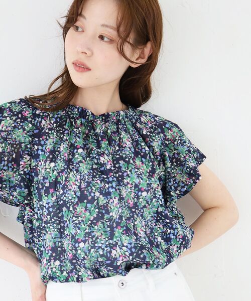 le.coeur blanc(ルクールブラン)の「フラワープリントフレアスリーブブラウス(シャツ/ブラウス・レディース・ブルー系その他4/ベージュ系その他3・38)」の2枚目の写真