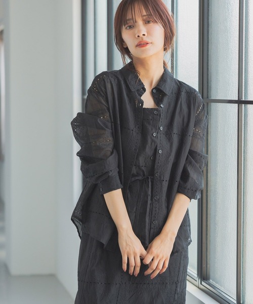 mysty woman(ミスティウーマン)の「パッチワークシャツ 497245(シャツ/ブラウス・レディース・オフホワイト/ブラック・FREE)」の2枚目の写真