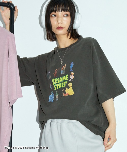 SESAME STREET(セサミストリート)の「SESAME STREET ヴィンテージ加工 オーバーサイズプリント半袖Tシャツ/セサミストリート(Tシャツ/カットソー・レディース・ブラック/オフホワイト/ピンク・M/L)」の5枚目の写真