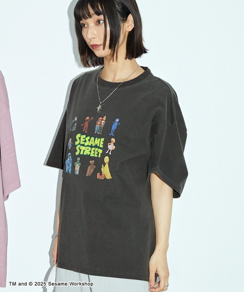 SESAME STREET(セサミストリート)の「SESAME STREET ヴィンテージ加工 オーバーサイズプリント半袖Tシャツ/セサミストリート(Tシャツ/カットソー・レディース・ブラック/オフホワイト/ピンク・M/L)」の7枚目の写真