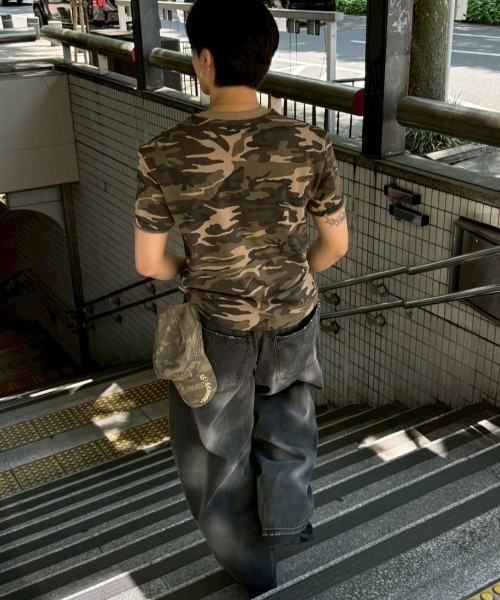 Chikashitsu +（チカシツプラス）の「【Chikashitsu +】camouflage round neck t-shirt / 【チカシツプラス】カモフラージュラウンドネックタイトフィット半袖Tシャツ（Tシャツ/カットソー・メンズ・ブラウン系カモフラージュ/チャコール・ONE SIZE）」の20枚目の写真
