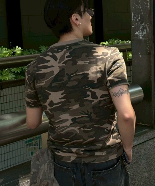 Chikashitsu +（チカシツプラス）の「【Chikashitsu +】camouflage round neck t-shirt / 【チカシツプラス】カモフラージュラウンドネックタイトフィット半袖Tシャツ（Tシャツ/カットソー・メンズ・ブラウン系カモフラージュ/チャコール・ONE SIZE）」の19枚目の写真