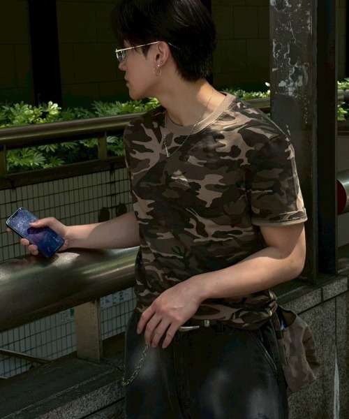 Chikashitsu +（チカシツプラス）の「【Chikashitsu +】camouflage round neck t-shirt / 【チカシツプラス】カモフラージュラウンドネックタイトフィット半袖Tシャツ（Tシャツ/カットソー・メンズ・ブラウン系カモフラージュ/チャコール・ONE SIZE）」の18枚目の写真