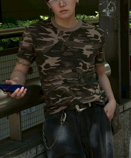 Chikashitsu +（チカシツプラス）の「【Chikashitsu +】camouflage round neck t-shirt / 【チカシツプラス】カモフラージュラウンドネックタイトフィット半袖Tシャツ（Tシャツ/カットソー・メンズ・ブラウン系カモフラージュ/チャコール・ONE SIZE）」の17枚目の写真