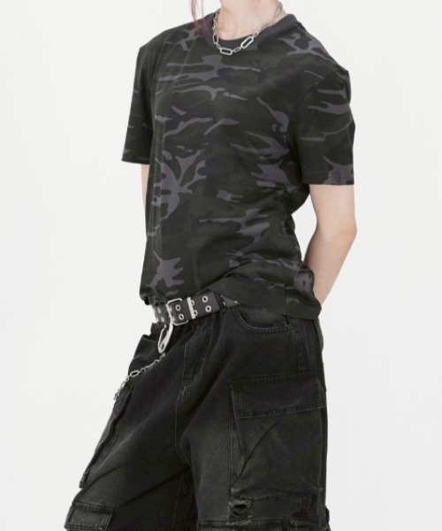 Chikashitsu +（チカシツプラス）の「【Chikashitsu +】camouflage round neck t-shirt / 【チカシツプラス】カモフラージュラウンドネックタイトフィット半袖Tシャツ（Tシャツ/カットソー・メンズ・ブラウン系カモフラージュ/チャコール・ONE SIZE）」の5枚目の写真