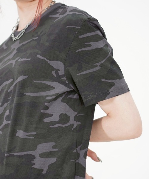 Chikashitsu +（チカシツプラス）の「【Chikashitsu +】camouflage round neck t-shirt / 【チカシツプラス】カモフラージュラウンドネックタイトフィット半袖Tシャツ（Tシャツ/カットソー・メンズ・ブラウン系カモフラージュ/チャコール・ONE SIZE）」の6枚目の写真
