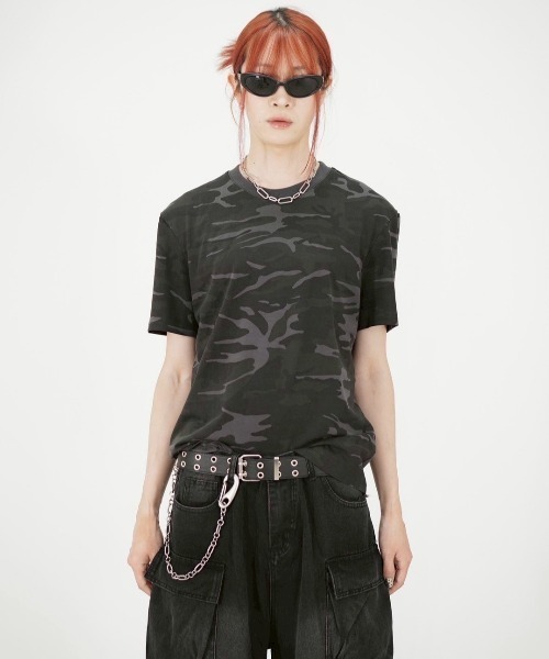 Chikashitsu +（チカシツプラス）の「【Chikashitsu +】camouflage round neck t-shirt / 【チカシツプラス】カモフラージュラウンドネックタイトフィット半袖Tシャツ（Tシャツ/カットソー・メンズ・ブラウン系カモフラージュ/チャコール・ONE SIZE）」の3枚目の写真
