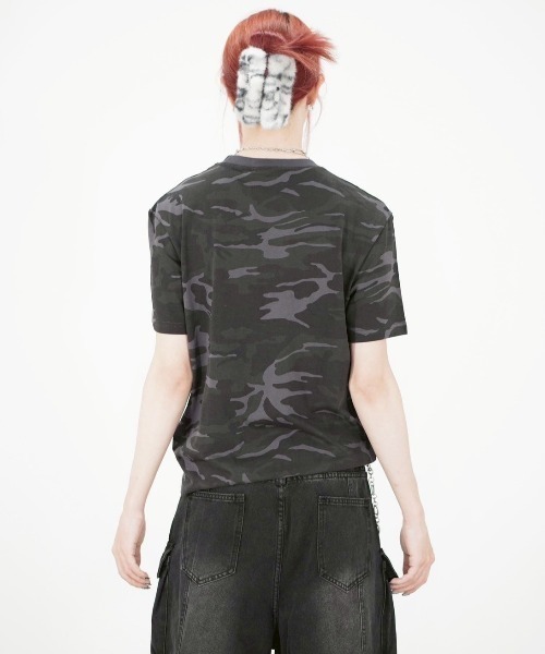 Chikashitsu +（チカシツプラス）の「【Chikashitsu +】camouflage round neck t-shirt / 【チカシツプラス】カモフラージュラウンドネックタイトフィット半袖Tシャツ（Tシャツ/カットソー・メンズ・ブラウン系カモフラージュ/チャコール・ONE SIZE）」の4枚目の写真