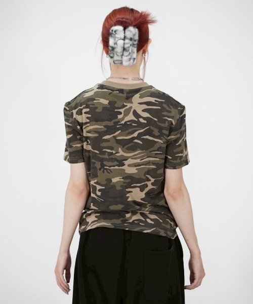 Chikashitsu +（チカシツプラス）の「【Chikashitsu +】camouflage round neck t-shirt / 【チカシツプラス】カモフラージュラウンドネックタイトフィット半袖Tシャツ（Tシャツ/カットソー・メンズ・ブラウン系カモフラージュ/チャコール・ONE SIZE）」の9枚目の写真