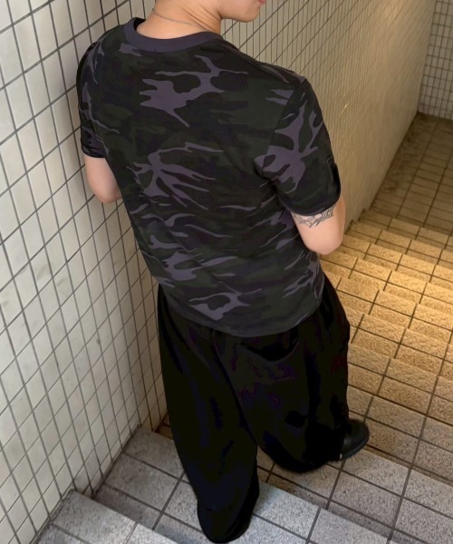 Chikashitsu +(チカシツプラス)の「【Chikashitsu +】camouflage round neck t-shirt / 【チカシツプラス】カモフラージュラウンドネックタイトフィット半袖Tシャツ(Tシャツ/カットソー・メンズ・ブラウン系カモフラージュ/チャコール・ONE SIZE)」の21枚目の写真