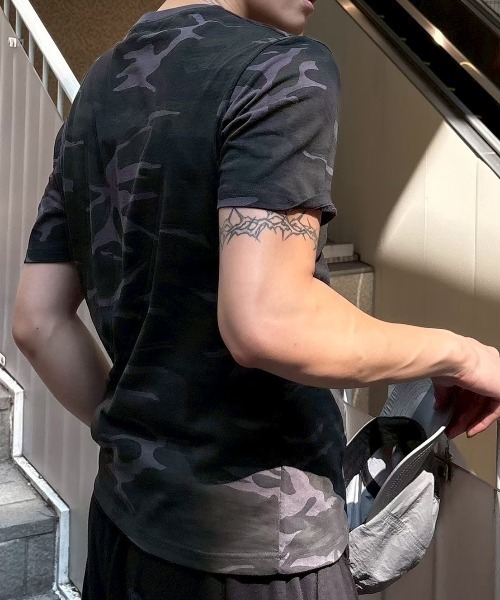 Chikashitsu +(チカシツプラス)の「【Chikashitsu +】camouflage round neck t-shirt / 【チカシツプラス】カモフラージュラウンドネックタイトフィット半袖Tシャツ(Tシャツ/カットソー・メンズ・ブラウン系カモフラージュ/チャコール・ONE SIZE)」の19枚目の写真