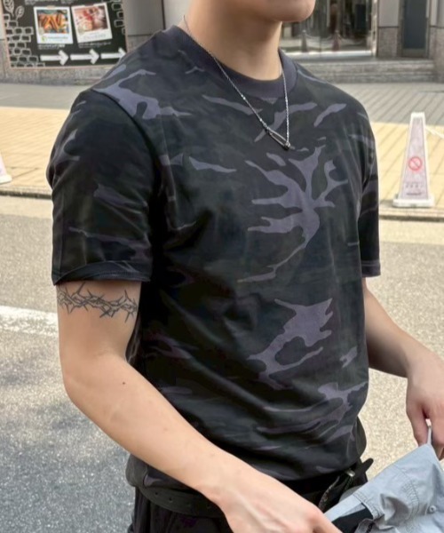 Chikashitsu +(チカシツプラス)の「【Chikashitsu +】camouflage round neck t-shirt / 【チカシツプラス】カモフラージュラウンドネックタイトフィット半袖Tシャツ(Tシャツ/カットソー・メンズ・ブラウン系カモフラージュ/チャコール・ONE SIZE)」の18枚目の写真