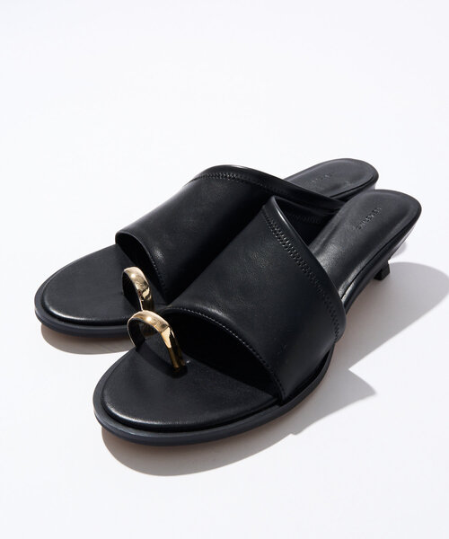 un dix cors(アンディコール)の「【LE VERNIS(ル・ベルニ)】Toe ring sandals(サンダル・レディース・ベージュ/ブラック・23.5cm/24.5cm)」の2枚目の写真
