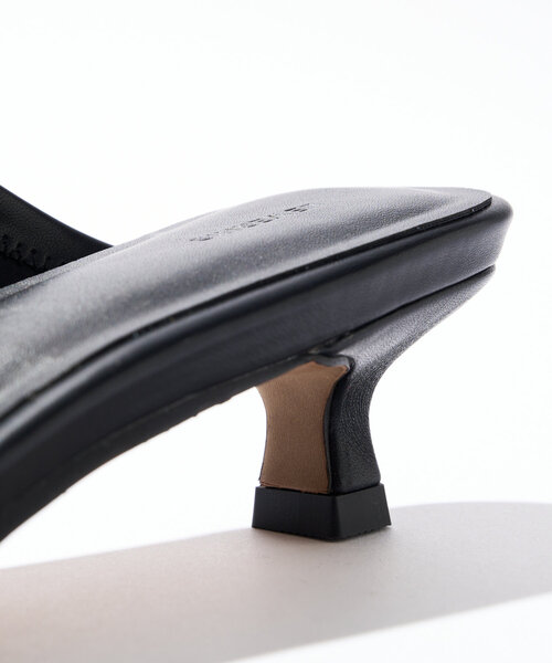 un dix cors(アンディコール)の「【LE VERNIS(ル・ベルニ)】Toe ring sandals(サンダル・レディース・ベージュ/ブラック・23.5cm/24.5cm)」の18枚目の写真